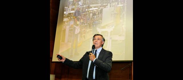 Enplanta busca más pymes para intervenirlas | En julio y noviembre se realizarán en Plaza Mayor otras cátedras abiertas Enplanta como la que facilitó ayer el consultor Ómar Vélez sobre temas asociados a la productividad. FOTO JUAN A. SÁNCHEZ.