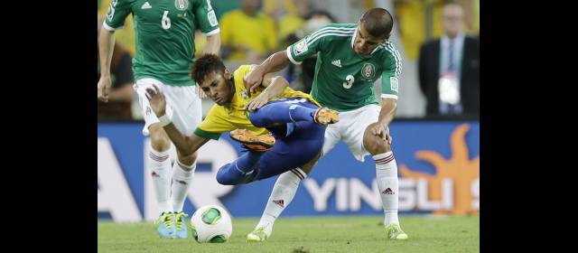 Dos joyas de Neymar elevan a Brasil | Brasil e Italia ya están en semifinales. Hoy se define el grupo B, en el que España marca la pauta en esta Copa. FOTO AP