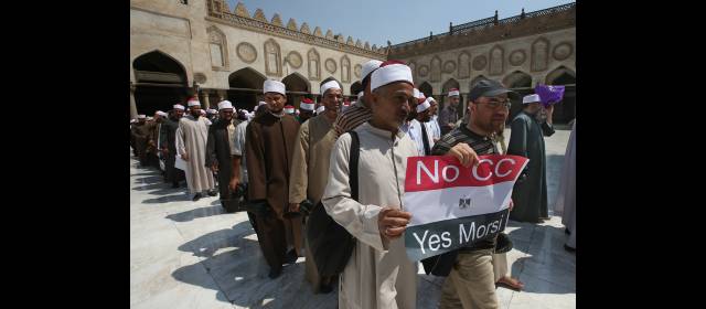 Gobierno de transición toma forma entre convulsión egipcia | Miles de islamistas en varios países árabes piden el regreso a la legalidad en Egipto y la liberación de Mohamed Mursi. FOTO AP