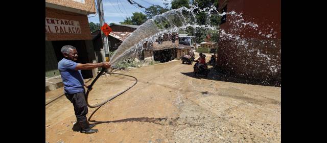 La Prosperidad vial llegará a Remedios | El polvo que levanta la vía de ingreso a Remedios hay que espantarlo con agua, a punta de manguera. Nada qué ver con lo que se avecina. FOTO MANUEL SALDARRIAGA