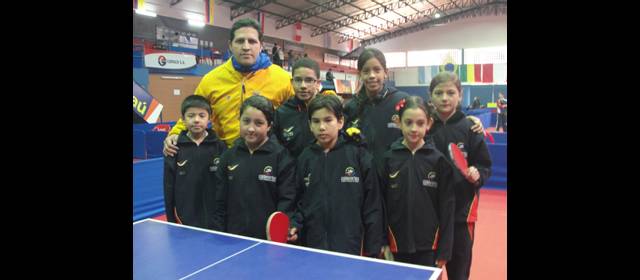 Juliana lloró con sus dos primeros oros suramericanos | John Cruz, técnico, y los deportistas del Suramericano de tenis de mesa. Destaca Juliana (abajo extremo derecho). FOTO CORTESÍA