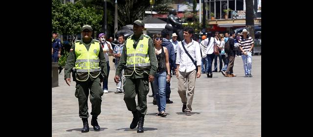 La inseguridad, el lunar del Centro de Medellín | En la Plaza de Botero hay uniformados, pero los delincuentes se las ingenian para asaltar a los caminantes. FOTO JULIO CÉSAR HERRERA