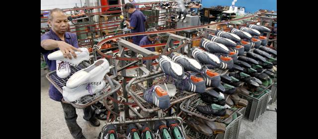 Zapatos chinos ya no pisan tan duro y barato en el mercado local | El mercado anual de zapatos en Colombia es de unos 115 millones de pares. FOTO DONALDO ZULUAGA