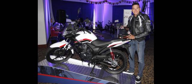 Más de 600 mil motos nuevas rodaron en 2013 | El corredor Tomás Puerta, tuvo la oportunidad de probar la nueva EVO R3, y destacó su agilidad en la ciudad. FOTO MANUEL SALDARRIAGA