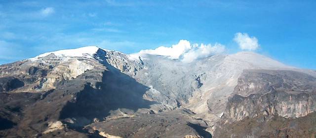 Gestión del Riesgo dice que afectación en Caldas por eventual erupción del Nevado del Ruiz sería por ceniza y creciente de ríos | La columna de ceniza de este viernes ha alcanzado una altura de 300 metros. Foto cortesía Ingeominas.