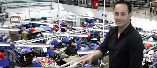 Mucho ingenio para vender a E.U. con TLC | Juan David Roldán, gerente de Industrias Genio, en su planta con 250 operarios que fabrican cargadores de bebé para enviar a Estados Unidos. FOTO MANUEL SALDARRIAGA