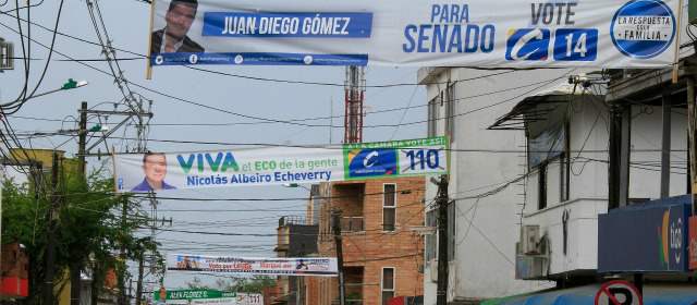 Candidatos de todo el país van a Urabá a pescar votos | Pasacalles y pendones con nombres de dirigentes, las propuestas electorales en los municipios de Urabá. FOTO RÓBINSON SÁENZ.