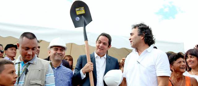 Paladas de esperanza para damnificados de Bello | El alcalde de Bello, Carlos Muñoz López, el ministro de Vivienda, Germán Vargas Lleras y el gobernador Sergio Fajardo compartieron con la comunidad beneficiaria. FOTO JUAN ANTONIO SÁNCHEZ.