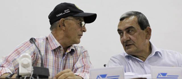Diálogos de paz: En tres días, Farc darían a conocer nombres de sus otros delegados | Rodrigo Granda (izq.) junto a "Mauricio Jaramillo" es uno de los voceros de las Farc en La Habana, Cuba.