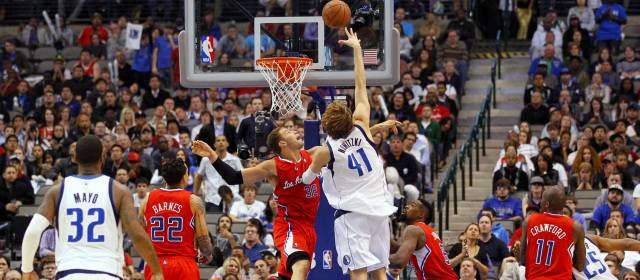 NBA: Temporada regular entró en su recta final | Nowitzki encabezó el ataque de los Mavericks al aportar 33 puntos y nueve rebotes. FOTO REUTERS