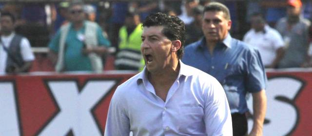 Pinto protesta y Suárez se ilusiona con el Mundial | Luis Fernando Suárez (atrás) observa al técnico mexicano José Manuel de la Torre en la fecha pasada de Eliminatoria en la que Honduras y México igualaron 2-2. FOTO REUTERS