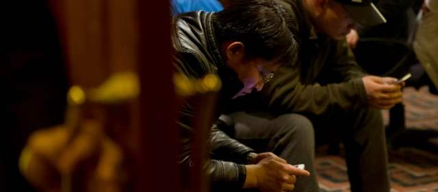 Los familiares de los pasajeros chinos permanecen reunidos en un hotel de Pekín. FOTO AP