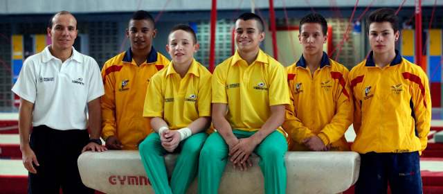 Dilan Jiménez y Andrés Martínez ganaron doble oro en paralelas | Dilan Jiménez, sentado, izquierda, posa con Andrés F. Martínez, la figura de Colombia en los Suramericanos. FOTO MANUEL SALDARRIAGA