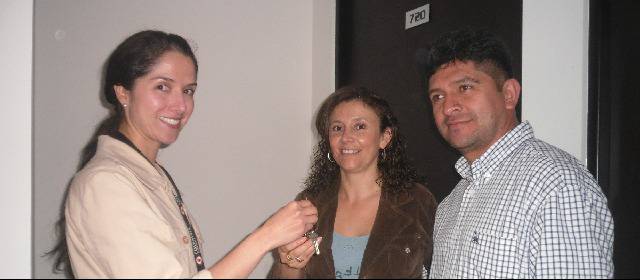 La entrega de llaves materializa el sueño de esta pareja, que como muchos, anhelan tener casa. FOTO: CORTESÍA