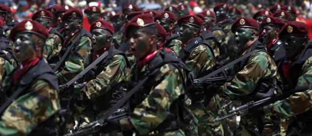 Las elecciones de abril abrirían lucha de poderes en el chavismo | Las Fuerzas Armadas venezolanas enfrentan el reto de resurgir como una institución alejada del entorno político, mientras el futuro gobernante deberá encarnar el poder civil y el militar. FOTO AP