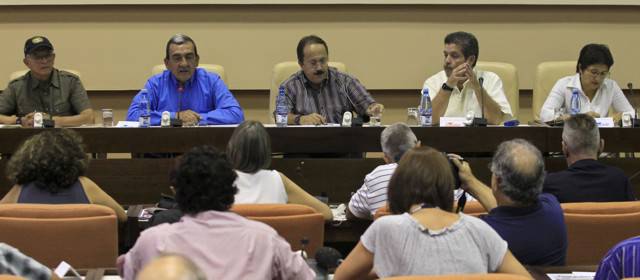 El grupo subversivo sostuvo que mantiene vigente la propuesta al Gobierno colombiano de canjearlos. | El grupo subversivo sostuvo que mantiene vigente la propuesta al Gobierno colombiano de canjearlos.