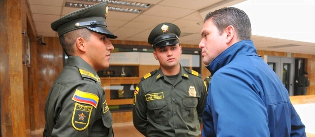 El ministro de Defensa Juan Carlos Pinzón se reunió con los agentes Cristian Camilo Yate y Víctor González. FOTO CORTESÍA MINISTERIO DE DEFENSA