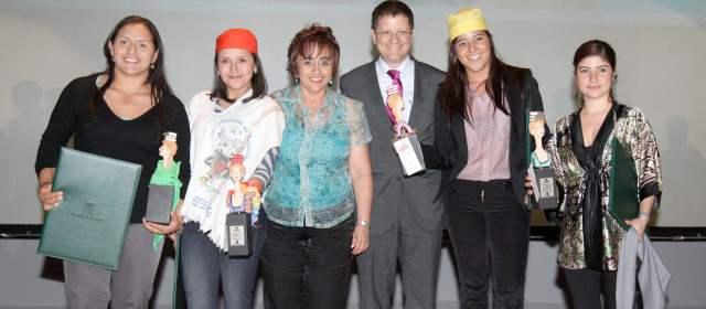 Mujeres jóvenes y con talento fueron reconocidas por sus proyectos en Medellín | El secretario de Bienestar Social, Luis Fernando Suárez Vélez, en compañía de Sonia Vásquez, secretaria de las Mujeres de Medellín y las ganadoras del Concurso Mujeres Jóvenes Talento 2012. Foto: Edwin Bustamante.