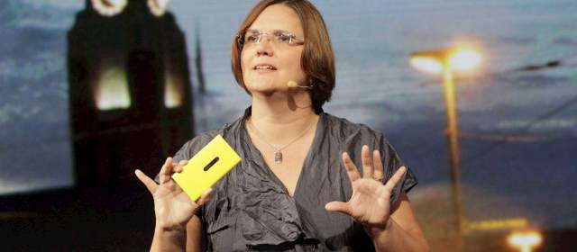 Nokia y Microsoft desvelan el nuevo teléfono Lumia con Windows Phone 8 | Jo Harlow, vicepresidente ejecutiva de Nokia, revela el nuevo Lumia 920 con Microsoft Windows 8 en Nueva York. Foto: Reuters