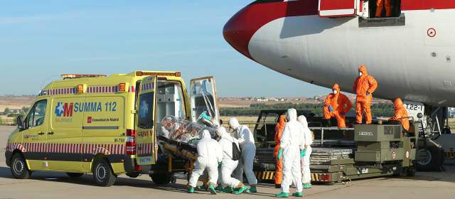 Este fue el momento en el que el religioso Miguel Pajares fue trasladado a España el pasado 7 de agosto. FOTO AFP