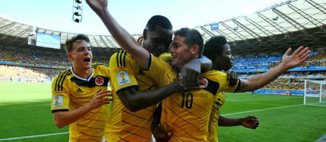 3-0 a Grecia y un día inolvidable | El volante James Rodríguez, autor del tercer gol de Colombia, es felicitado por sus compañeros. FOTO JUAN ANTONIO SÁNCHEZ, ENVIADO ESPECIAL, BELO HORIZONTE