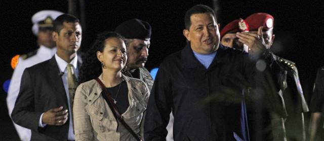 Chávez confirma que el jueves regresará a Venezuela | Reuters | El mandatario Hugo Chávez llegó acompañado por su hija Rosa Virginia.