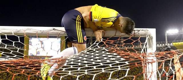 Una celebración compartida con 47 millones de colombianos | Teófilo Gutiérrez se trepó al horizontal de la portería norte, desde ahí agitó su camiseta e hizo el festejo a su manera. Todos celebraron a su modo. FOTO JUAN ANTONIO SÁNCHEZ