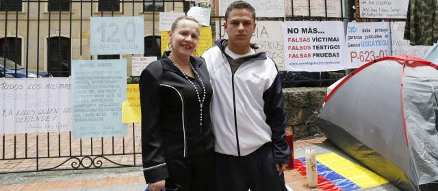 Hijo del general Uscátegui protesta por condena de su padre |