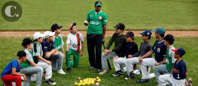 Los beisbolistas infantiles viajan gracias a una colecta | Últimos retoques del técnico Jáder Correa con jugadores de la Selección. FOTO Manuel Saldarriaga