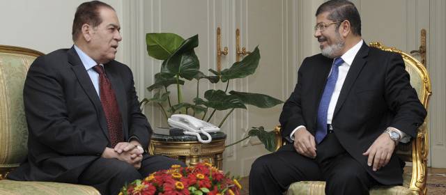 Gobierno egipcio presentó dimisión pero continúa en funciones | El primer ministro, Kamal Ganzuri (izquierda) y el presidente electo de Egipto Mohamed Morsi. FOTO AP