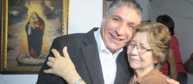 Fiscalía admite error con detención de López | Sigifredo López, al momento de ser dejado en libertad, estuvo acompañado por su familia, como su madre Nelly Tobón (izquierda). FOTO COLPRESA