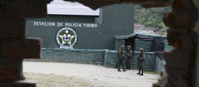 Indígenas continúan la minga de resistencia civil en Cauca | El casco urbano de Toribío permanece custodiado por tropas del Ejército y la Policía. Foto Reuters