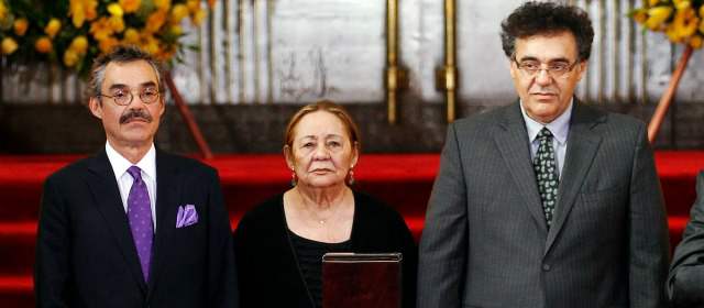 La muerte de Gabo, una novela por escribir | Mercedes Barcha, la esposa de Gabo, y sus hijos Gonzalo y Rodrigo, pusieron la urna con las cenizas en el pedestal, mientras la gente aplaudía. FOTO REUTERS