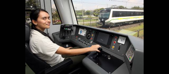 Mujeres que manejan los trenes | Las conductoras del metro, que laboran medio tiempo, se sienten felices al mando del sistema. Sus horarios nunca riñen con los de sus estudios . FOTO HERNÁN VANEGAS