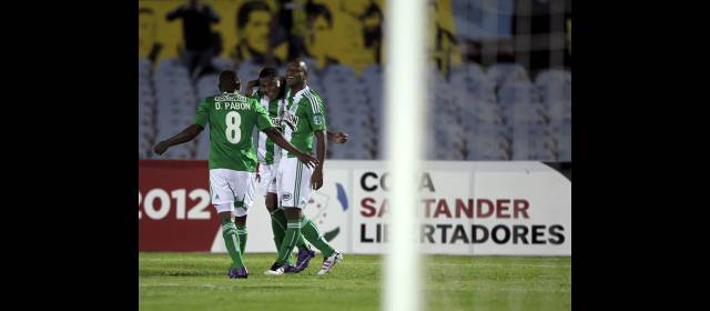 Los verdes terminaron con bronca | Dorlan Pabón, Luis Mosquera y Jherson Córdoba tuvieron que ver en el primer empate este año de Nacional en Copa. FOTO REUTERS