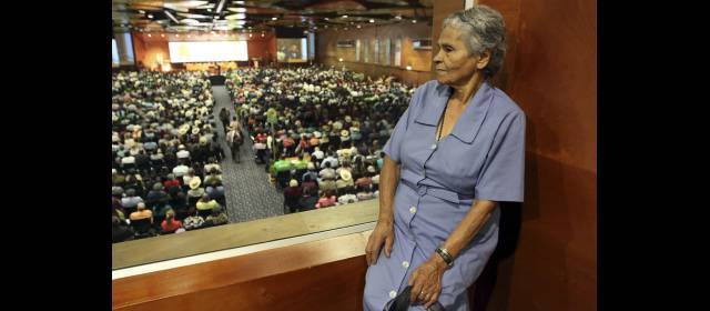 Doña Rosa quiere más de Colanta | Celsa Rosa Carmona Marín, productora lechera del corregimiento San Félix, de Bello, y asociada a la Cooperativa Colanta, disfruta de su participación en la asamblea, a la que no falta cada año. En su finca llegó a tener hasta 50 vacas, pero hoy tiene 15 que producen unos 1.000 litros de leche mensualmente. FOTO MANUEL SALDARRIAGA