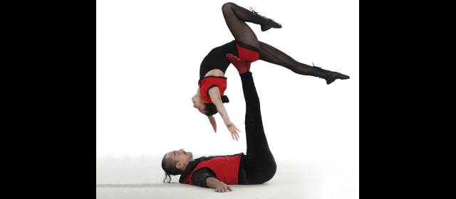 Acrobacias y malabares le dan encanto especial a la gimnasia | Viviana Arias y Alexánder Piñeros. FOTO HERNÁN VANEGAS