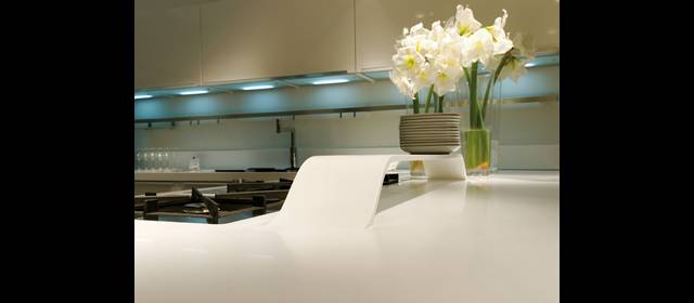 Innovar con un material resistente y versátil | Depurado y sin uniones a la vista, un segundo nivel en la misma superficie de trabajo. FOTO CORTESÍA