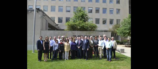 La gerencia social, una lección de Comfama | En primera fila, Nancy Vera, Ana Mercedes Gómez (directora de EL COLOMBIANO), Adriana González, Luz Stella Rodríguez, Ana Patricia Giraldo, Ana María Giraldo y María Inés Restrepo, con el embajador Gabriel Silva y el profesor Riordan Roett. También se observan los empresarios Juan Manuel del Corral, Sofía Botero, Rodrigo Villa, Federico Restrepo, Luis Fernando Restrepo, Guillermo Trujillo y Rafael Olivella. También estuvieron Natalia Gómez y Juan David Vieira. FOTO CORTESÍA
