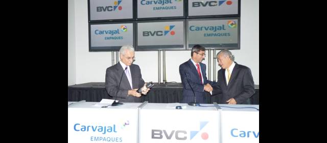 Carvajal Empaques se estrenó con caída | El presidente de la Bolsa, Juan Pablo Córdoba, saluda al presidente de Carvajal, Ricardo Obregón Trujillo, tras la entrega al presidente de Carvajal Empaques, Bernardo Quintero Balcázar, del cristal que lo acredita como emisor en el mercado local. FOTO CORTESÍA