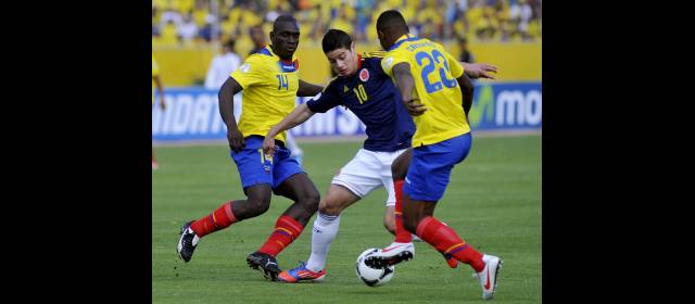 Colombia retrocede en la era de Pekerman | James Rodríguez, rodeado por dos rivales ecuatorianos, no encontró socios en la mitad y se perdió en la cancha del Atahualpa. Esta vez no hubo suerte FOTO REUTERS