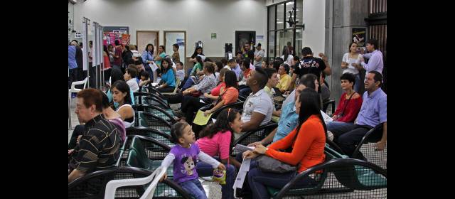 Congresistas revisan gestión de la Oficina de Pasaportes | En Medellín los tiempos de atención mejoraron, incluso se ven sillas vacías. FOTO HENRY AGUDELO