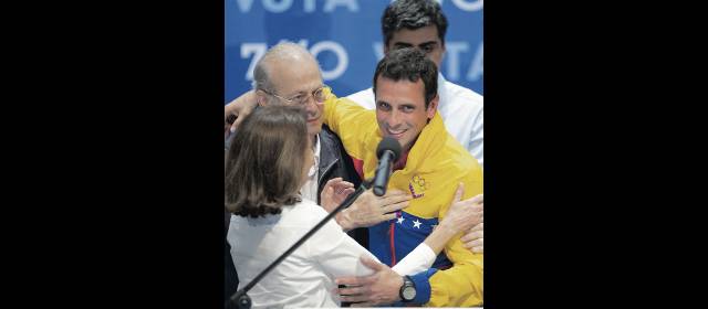 Henrique Capriles va a seguir trabajando por los venezolanos | Henrique Capriles se mostró convencido de que el cara a cara con el elector marcaría la diferencia en estas elecciones, por lo que recorrió a pie cerca de 300 ciudades en su campaña. FOTO AP
