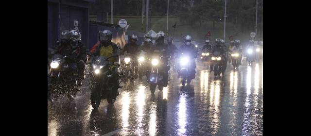 En caravana, motociclistas rechazaron ola de robos | Una tormenta acompañó la protesta. FOTO RÓBINSON SÁENZ VARGAS