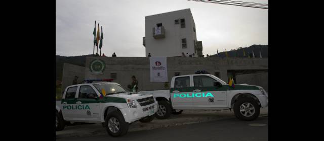 Mindefensa anunció 300 policías más para la seguridad del fin de año | La subestación Altavista está en La Perla. FOTO Edwin Bustamante