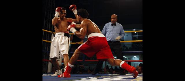 Darley quiere título ligero AMB | Darley Pérez (blanco) retuvo el invicto. FOTO MANUEL SALDARRIAGA