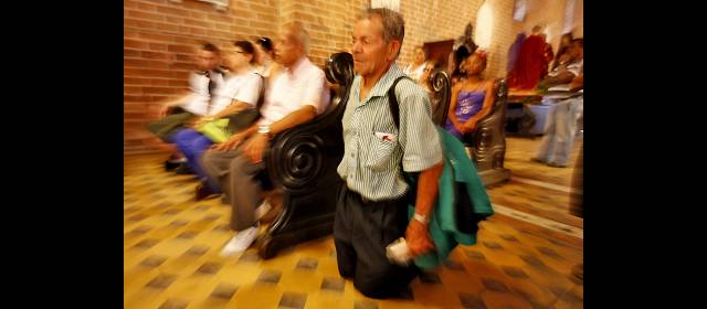Las terminales esperan otros 500.000 pasajeros | La Catedral de Nuestra Señora del Rosario, de Girardota, es uno de los principales santuarios del Aburrá. Ayer ya llegaban peregrinos de rodillas a orarle al Señor Caído. FOTO JULIO CÉSAR HERRERA