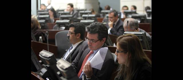 El Gobierno enrutó la discusión de la reforma | Tras superar los impedimentos de más de una decena de congresistas, las comisiones primeras del Congreso comenzaron ayer a discutir de lleno la reforma estatutaria a la salud. FOTO COLPRENSA