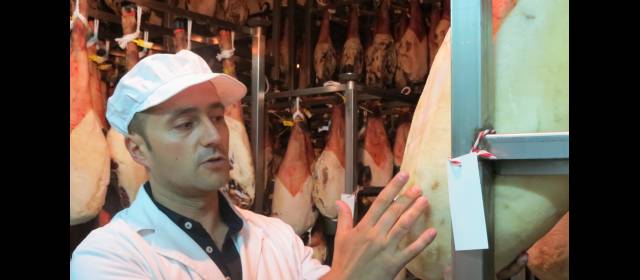 Jamón ibérico: del arte a la mesa | Cecilio Mangas Guijarro, director de producción del Grupo Montesano, explica el proceso del jamón ibérico. FOTO PERLA TORO CASTAÑO