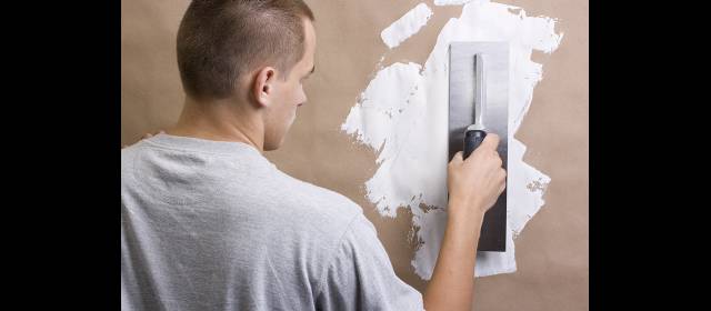 Que una fisura no lo desvele | Al aplicar el estuco sobre la fisura, lo mejor es no forzar grandes capas, ya que luego será más difícil lijar. FOTO SHUTTERSTOCK